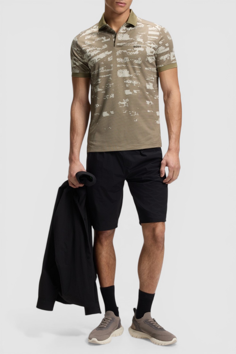 תמונת כל הלוק של חולצת פולו בגזרה ישרה